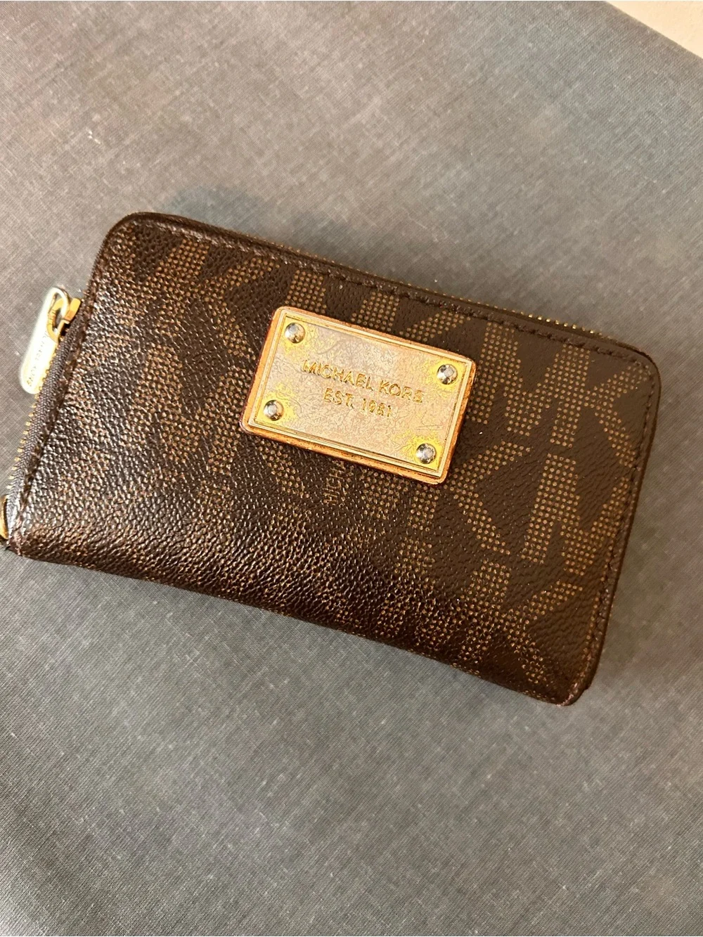 Micheal KorsBrown and Gold Zip Card Holder